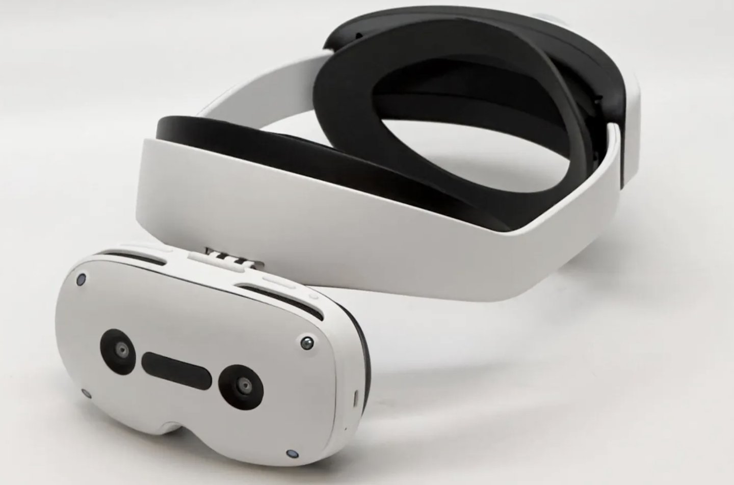 EssilorLuxottica swallows French XR startup Lynx — what happens to the Lynx-R2 headset?